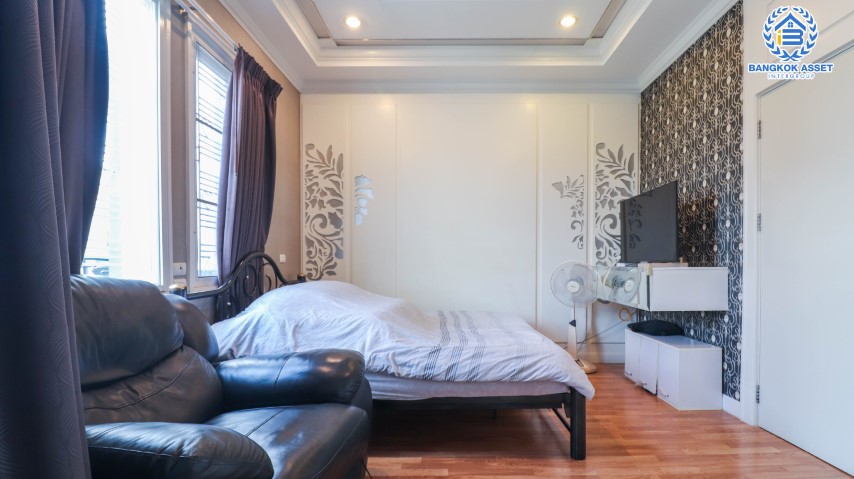 *****ทาวน์เฮ้าส์มือสอง โซนนนทบุรี ม.กัสโต้ ปิ่นเกล้า-จรัญสนิทวงศ์ เนื้อที่กว้าง 20.70 ตร.ว. ฟังก์ชัน 4 ห้องนอน 3 ห้องน้ำ ที่จอดรถ 2 คัน บ้านคุณภาพจากแบรนด์ Q HOUSE สภาพสวย พร้อมเข้าอยู่ มีเฟอร์นิเจอร์บิ้วอินให้ทั้งหลัง บนทำเลเดินทางสะดวก ใกล้รถไฟฟ้าสายสีแดง "สถานีบางบำหรุ" และทางด่วน "ศรีรัช"